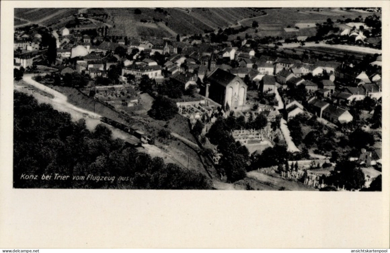 CPA Konz an der Mosel, Luftaufnahme von Konz, Mosel, Häuser, Straßen, Landschaft