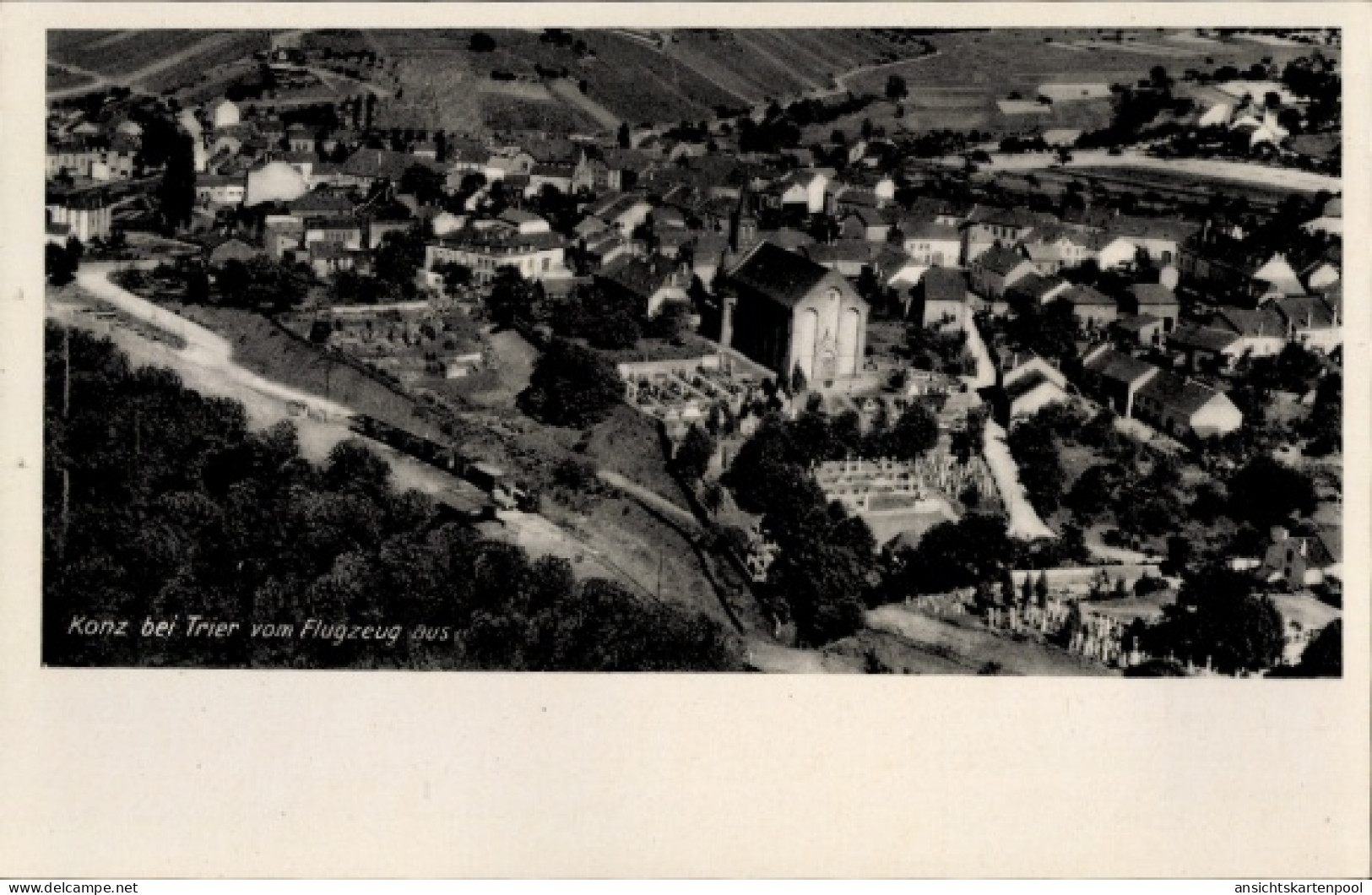 CPA Konz an der Mosel, Luftaufnahme von Konz, Mosel, Häuser, Straßen, Weinberge