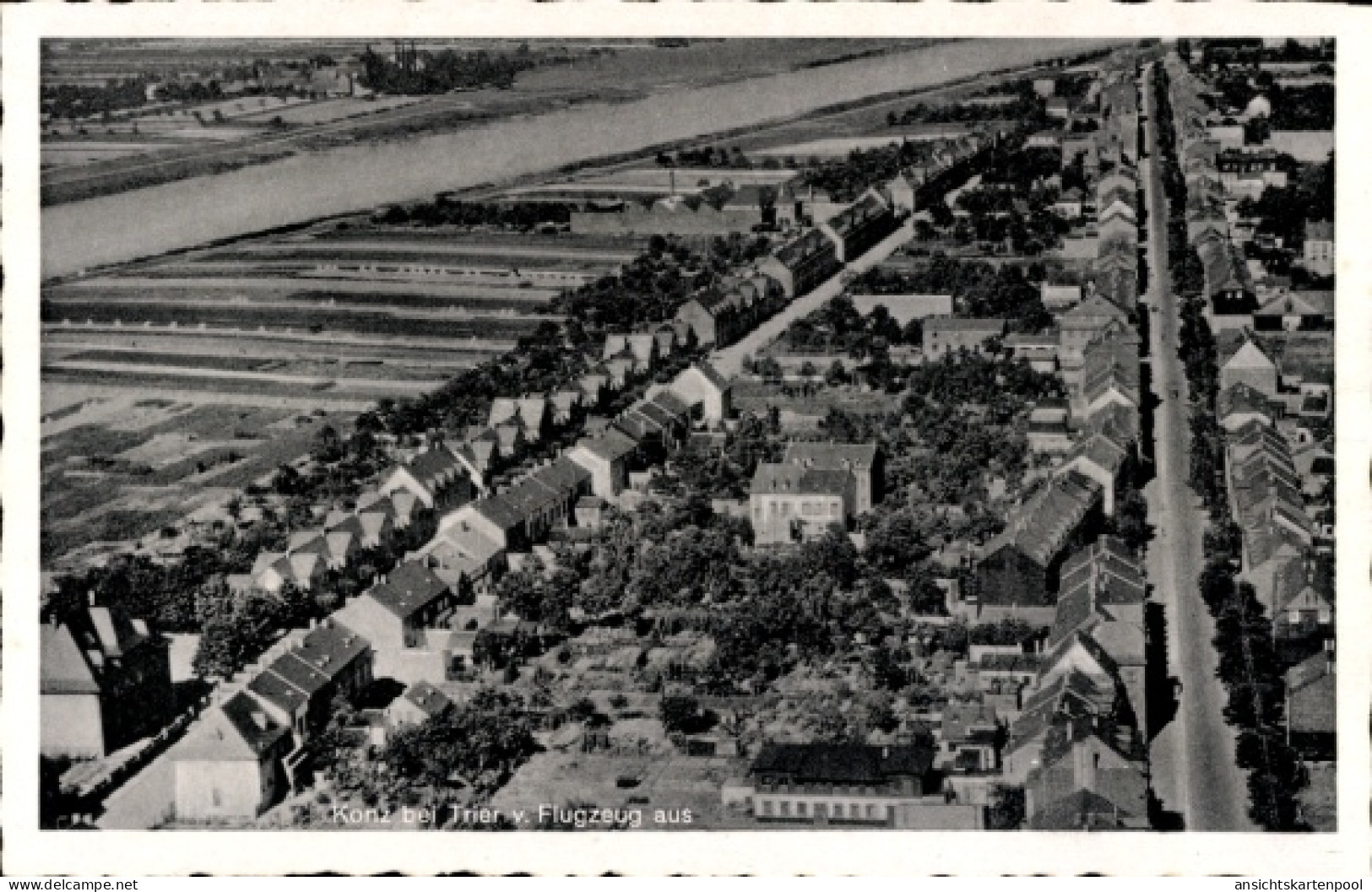 CPA Konz an der Mosel, Luftaufnahme von Konz, Wohngebiete, Mosel im Hintergrund, Häuser, Straßen
