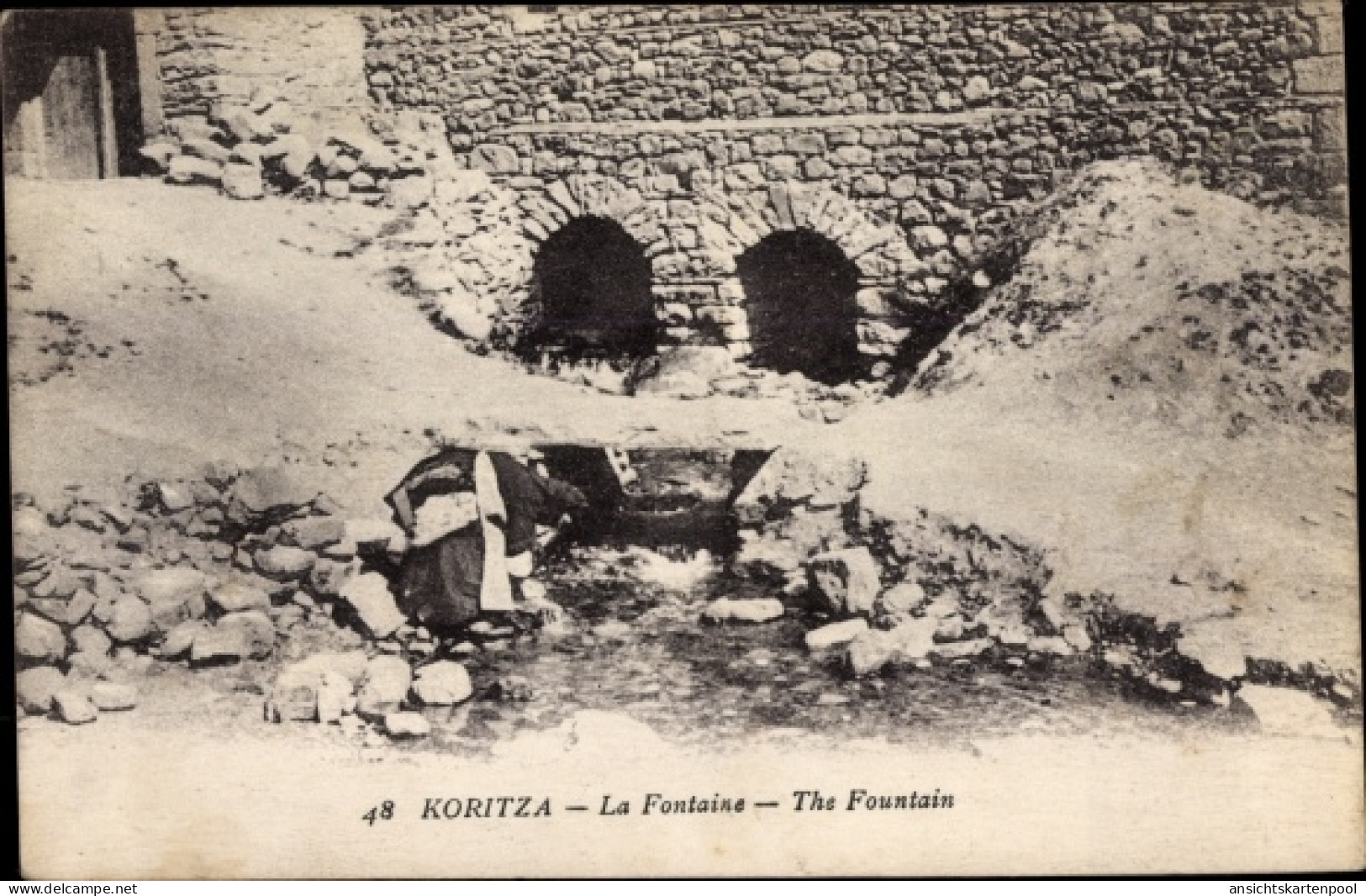 CPA Korytza Korca Albanien, La Fontaine, Blick auf eine Quelle