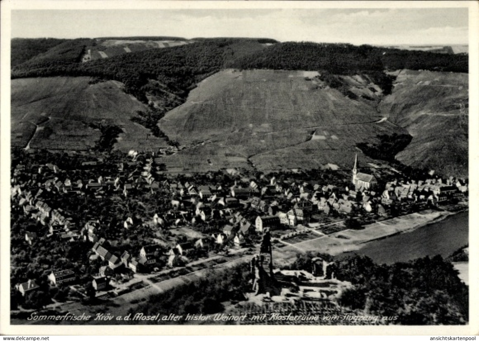 CPA Kröv an der Mosel, Luftaufnahme von Kröv, r Weinort, Klosterruine