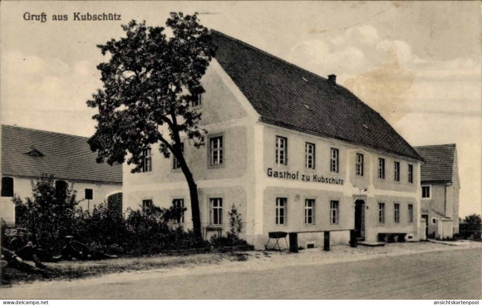 CPA Kubschütz in Sachsen, Gasthof zu Gebäude, Baum, Straße