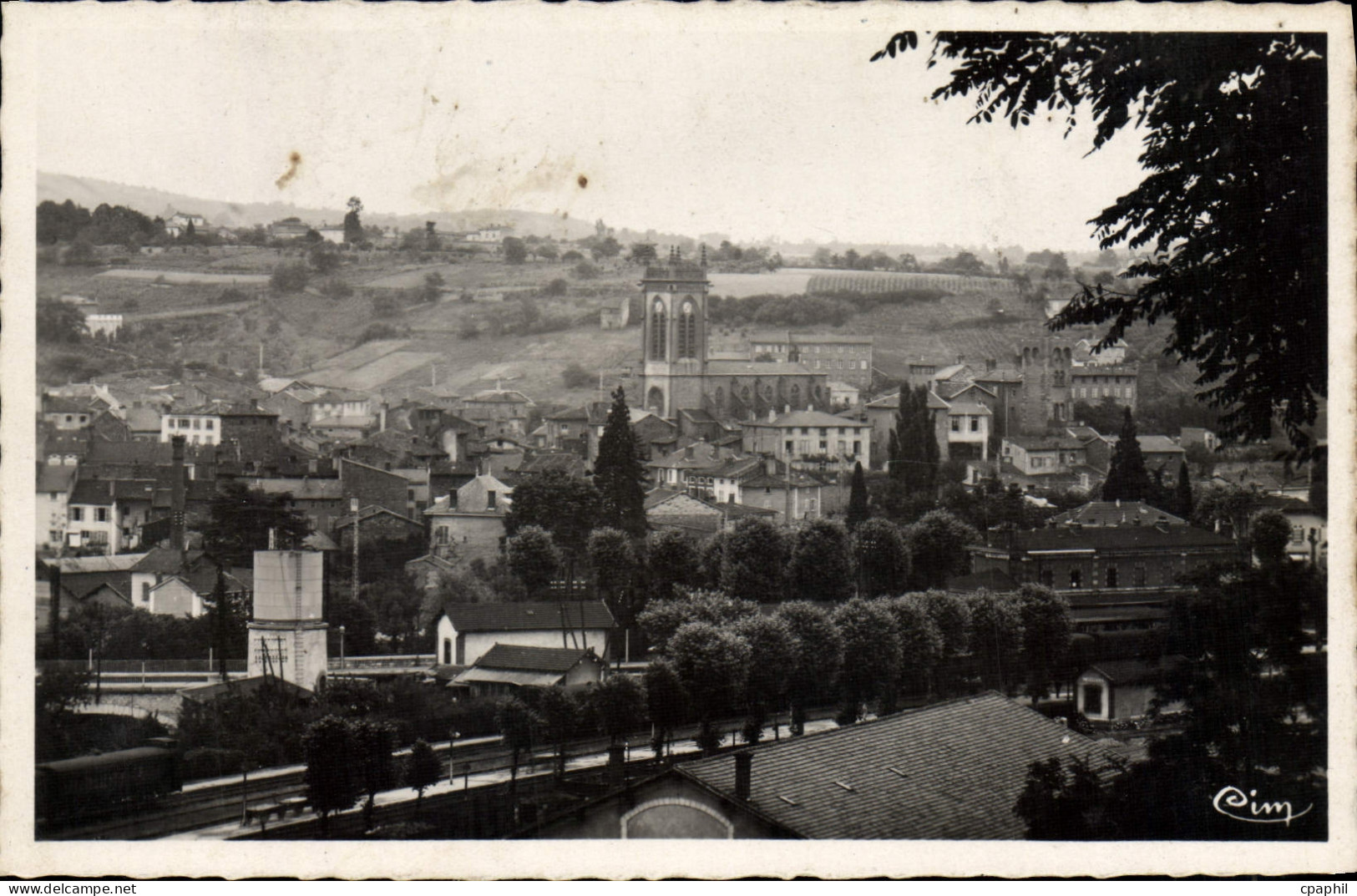 CPA L'Arbresle Rhone Vue generale et l'Eglise