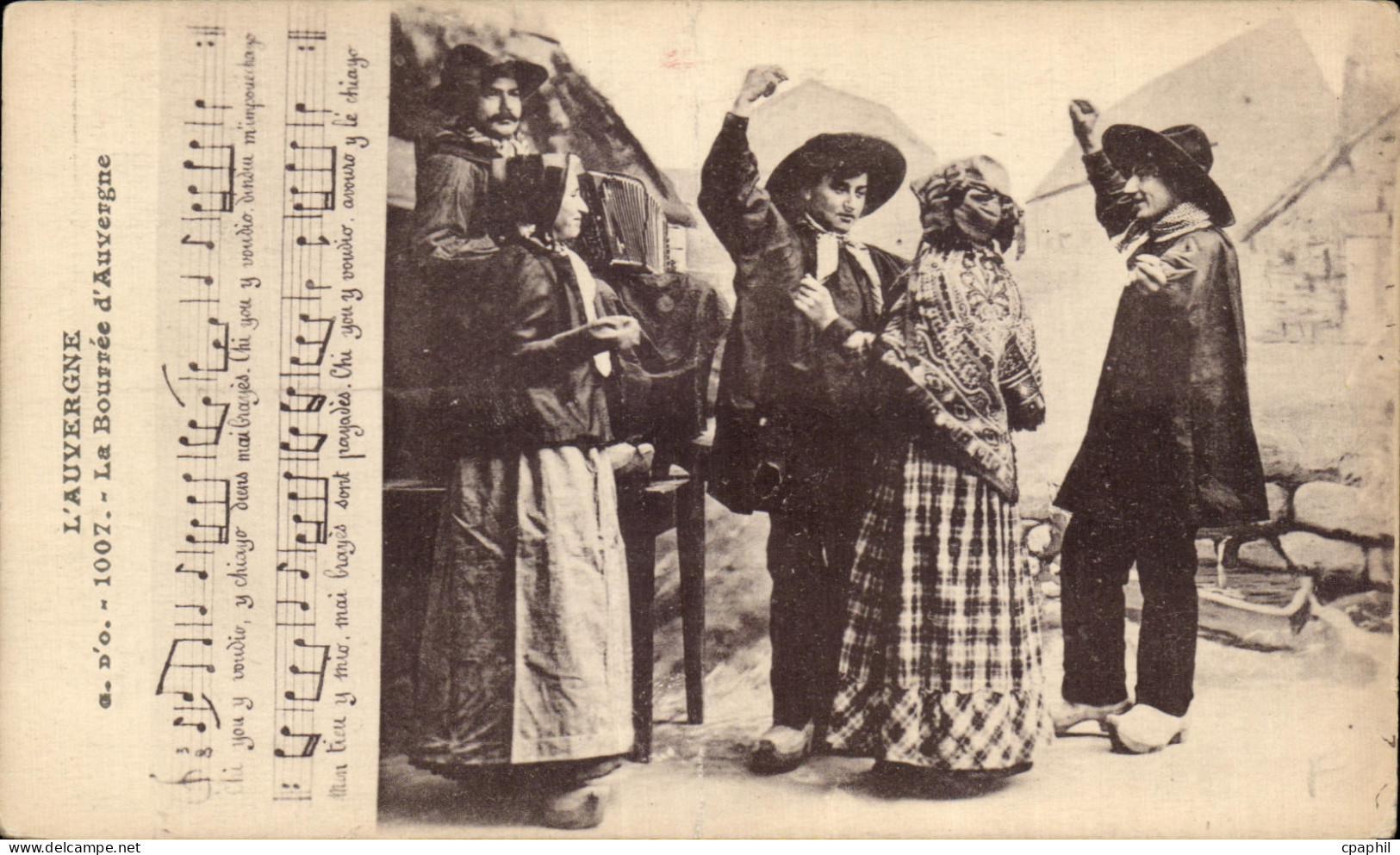 CPA L Auvergne La Bourree d Auvergne Folklore Costume