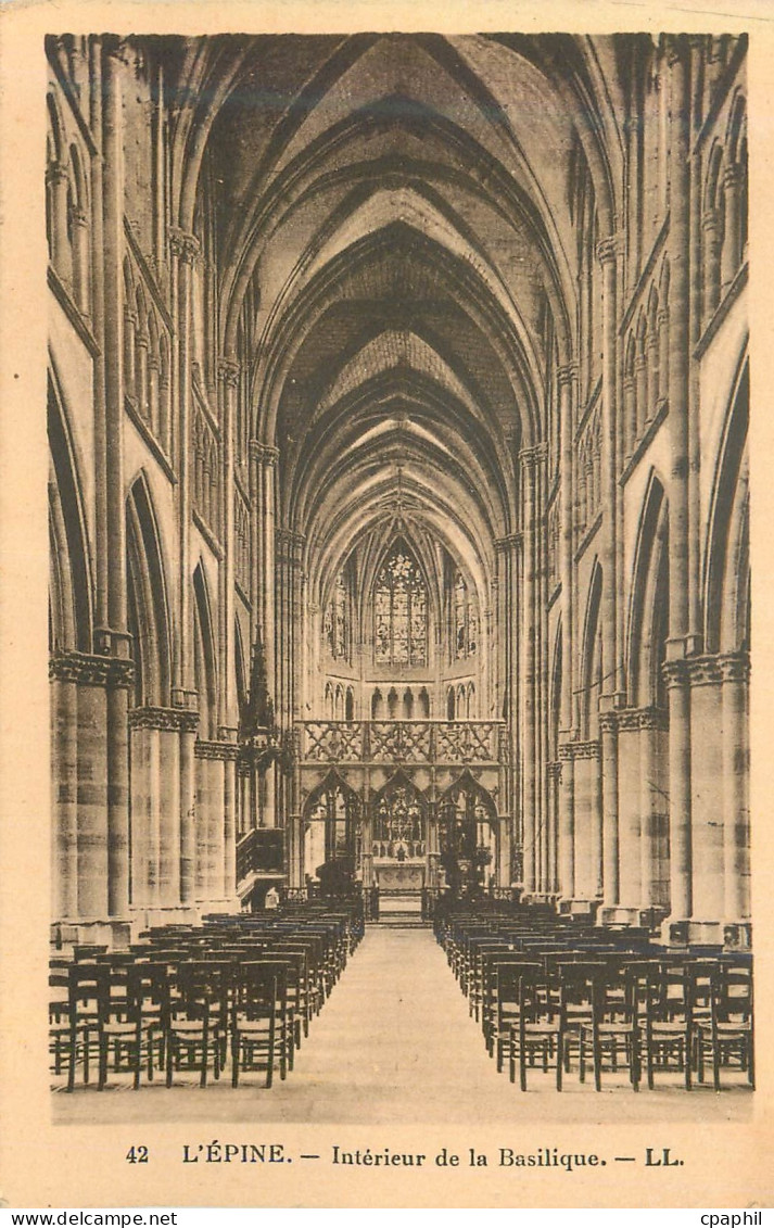 CPA L'Epine Interieur de la Basilique