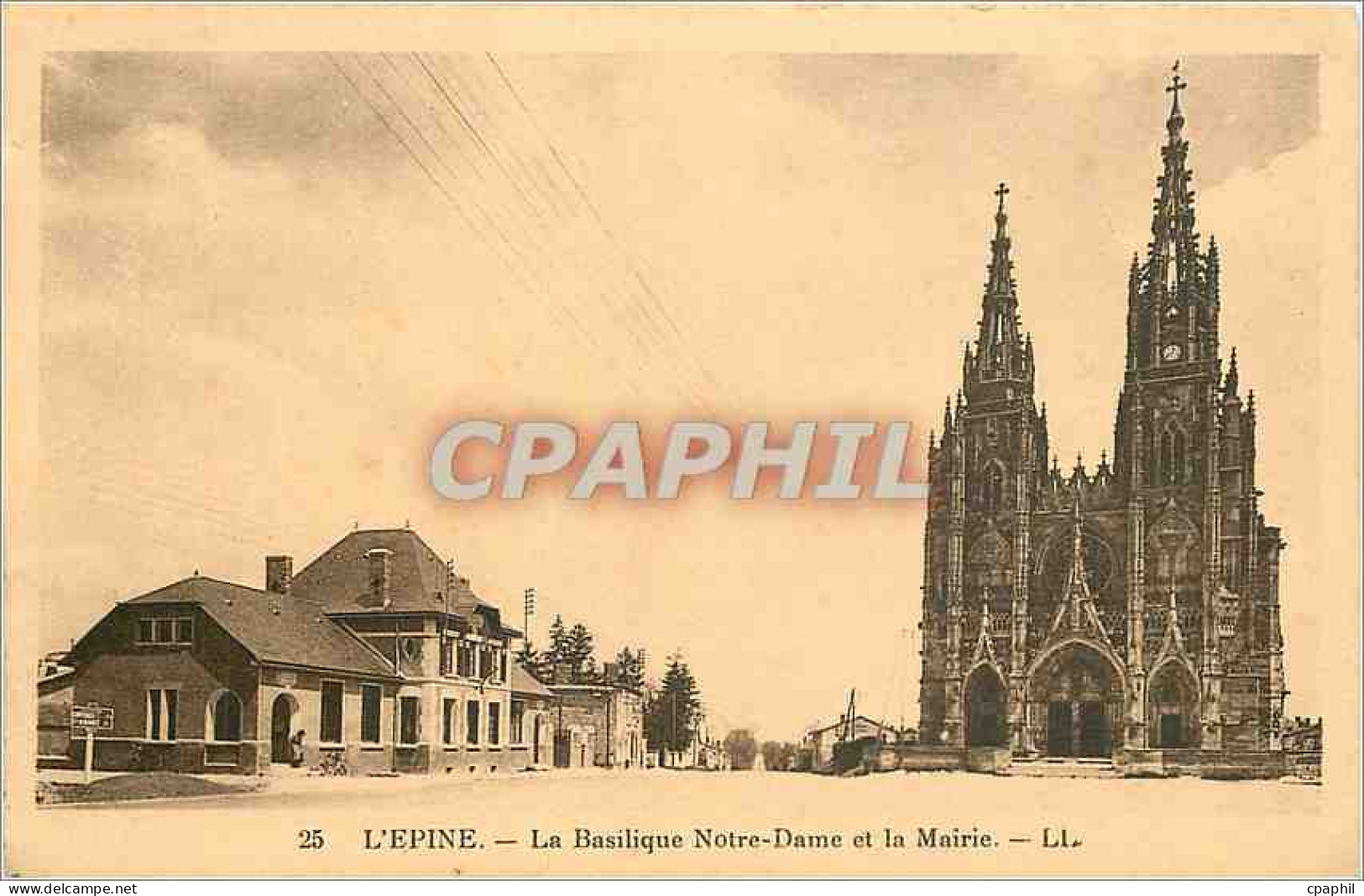 CPA L'Epine la Basilique Notre Dame et la Mairie