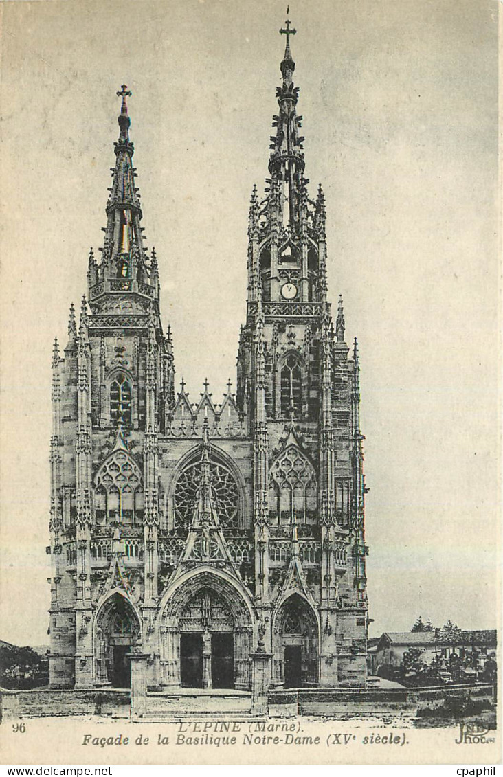 CPA L'Epine Marne Facade de la Basilique Notre Dame