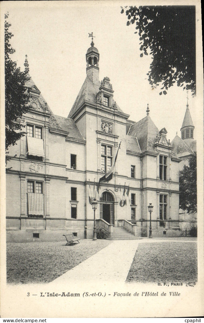 CPA L'Isle Adam Facade de L'Hotel de Ville