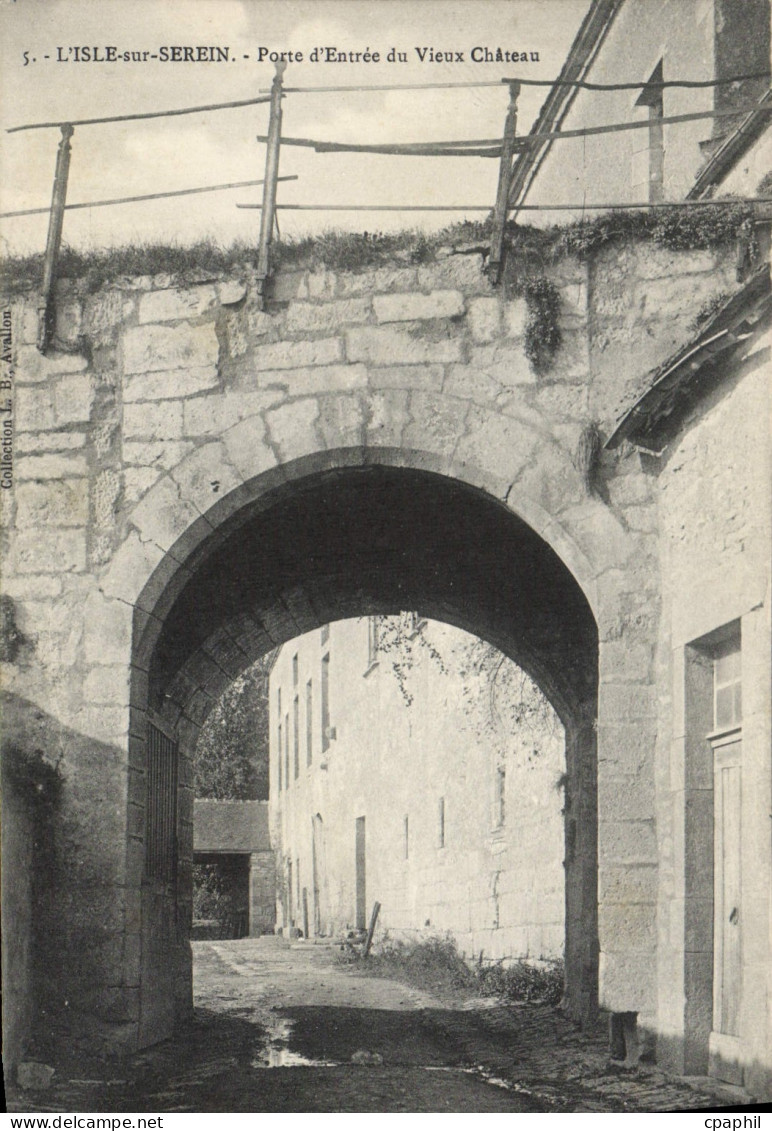 CPA L'Isle sur Serein Porte d'Entree du Vieux Chateau