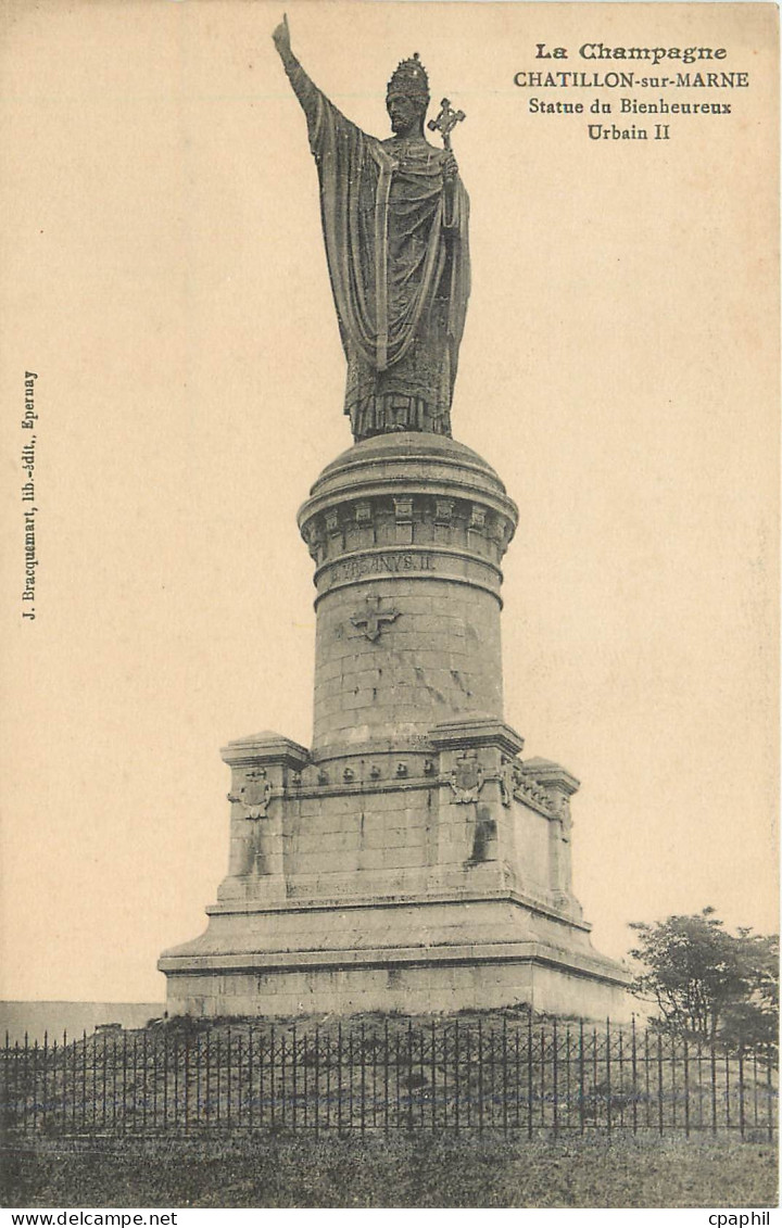 CPA La Champagne Chatillon sur Marne Statue du Bienheureux Urbain II