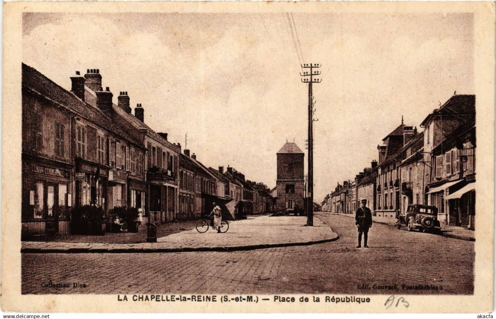 CPA La Chapelle-la-Reine - Place de la Republique (436031)