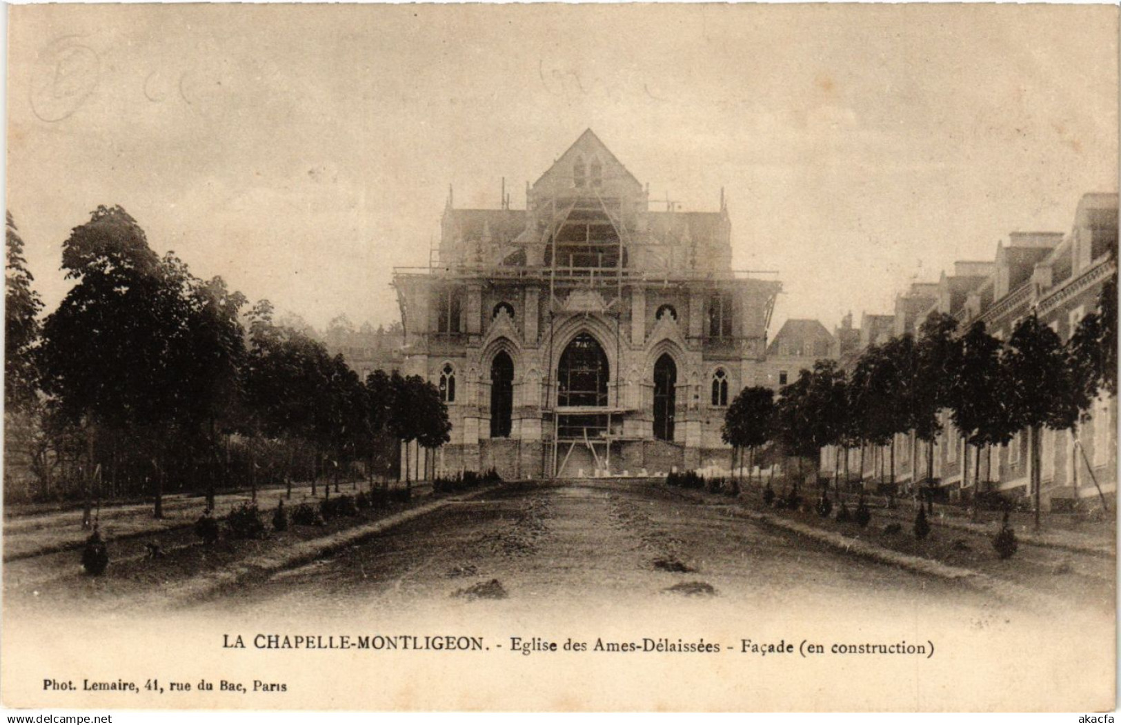 CPA La CHAPELLE-MONTLIGEON - Église des Ames-Délaissées - Facade (355921)