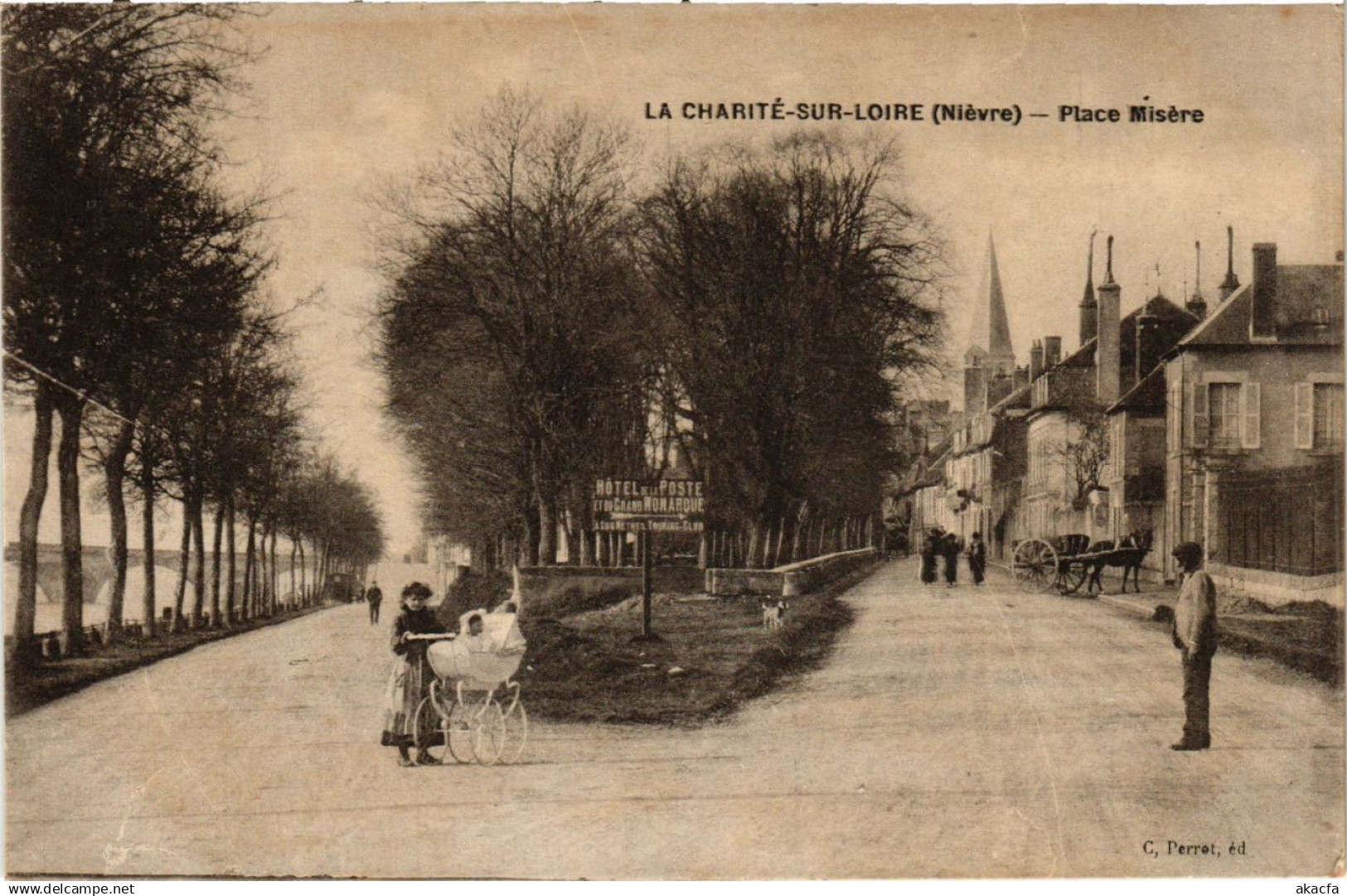 CPA La CHARITÉ-sur-LOIRE Place Misere (420686)