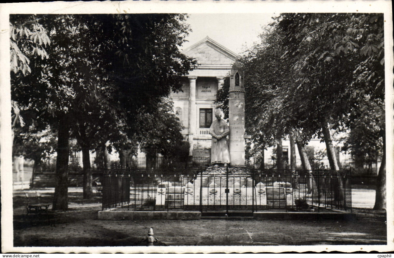 CPA La Chatre Place De La Republique
