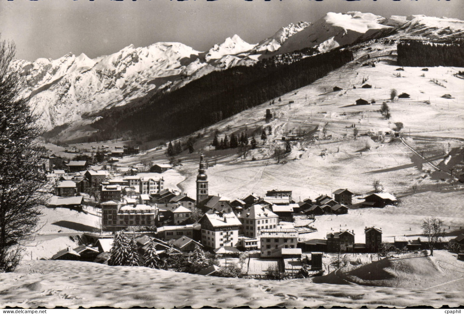 CPA La Clusaz Vue Generale Et Chaine Des Aravis