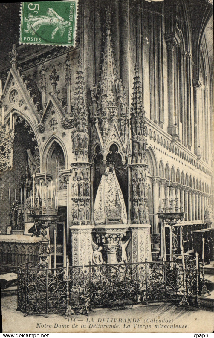CPA La Delivrande Calvados Notre Dame de la Delivrande La Vierge miraculeuse