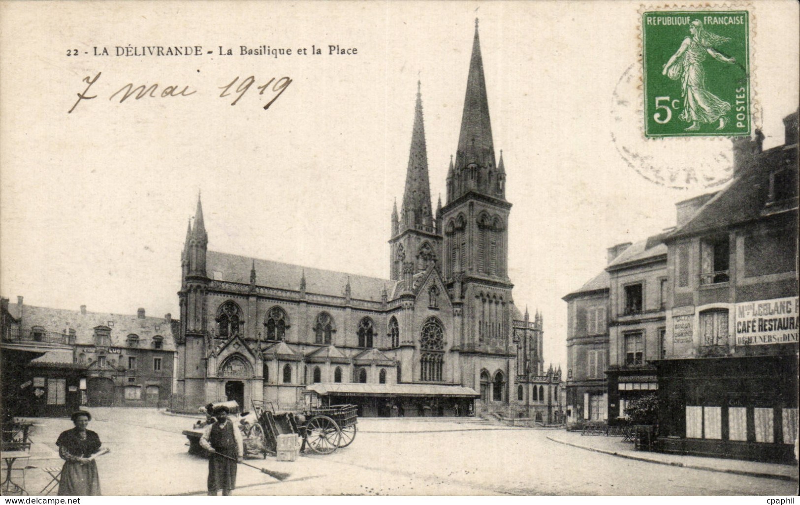 CPA La Delivrande La basilique et la place