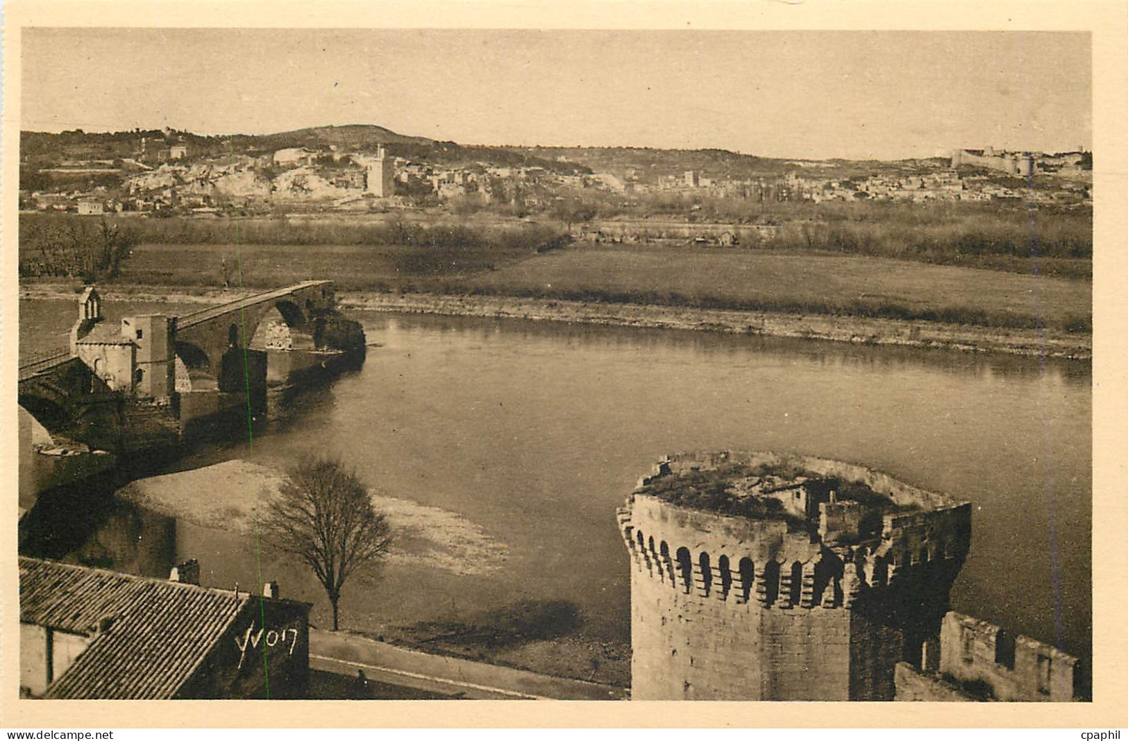 CPA La Douce France Avignon (Vaucluse) Vue panoramique sur Villeneuve les Avignon