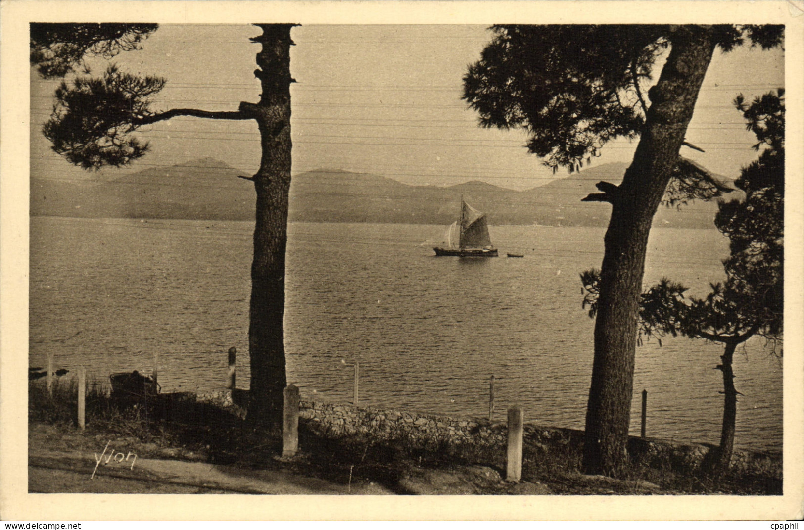 CPA La Douce France Cote D'Azur Saint Tropez Le Massif De l'Esterel Vu De La Route De Saint Tropez