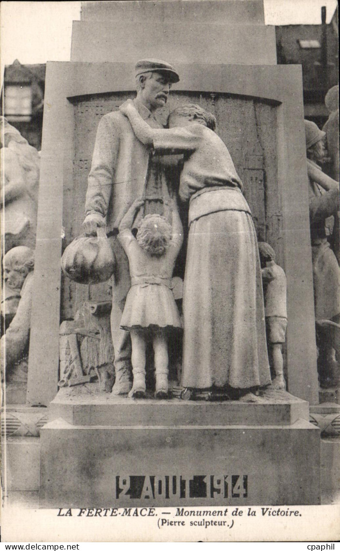 CPA La Ferte Mace Monument de la victoire (Pierre suulpteur)
