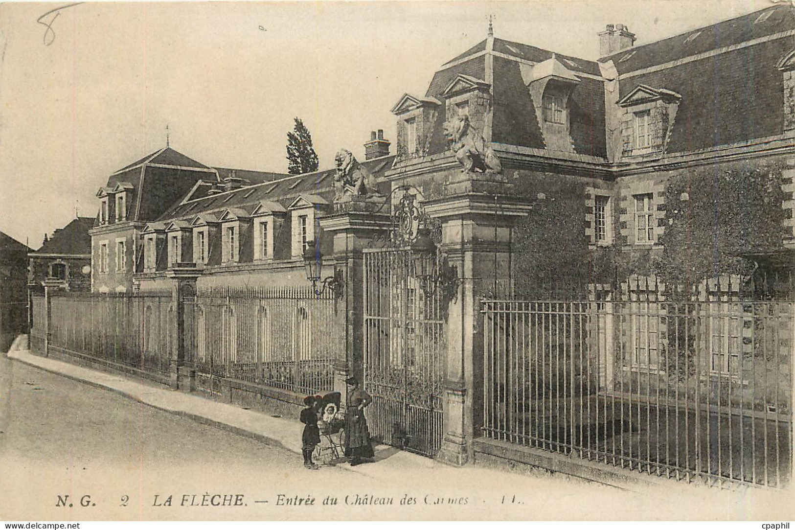 CPA La Fleche Entree du Chateau des Carmes