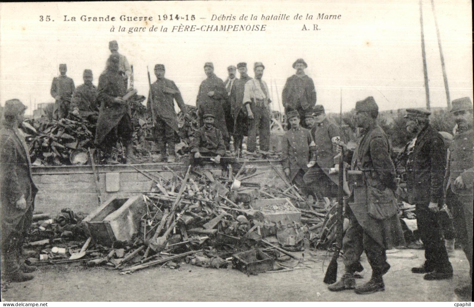 CPA La Grande Guerre Debris de la Bataille de la Marne a la Gare de la Fere Champenoise Militaria