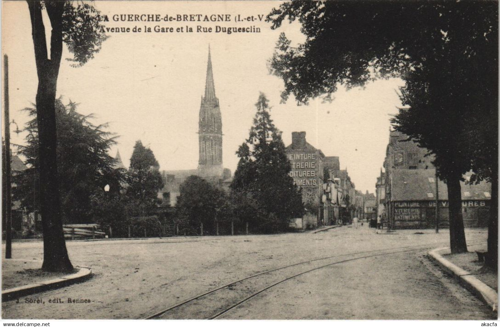 CPA LA GUERCHE-de-BRETAGNE Avenue de la Gare et la Rue Duguesclin (1250634)