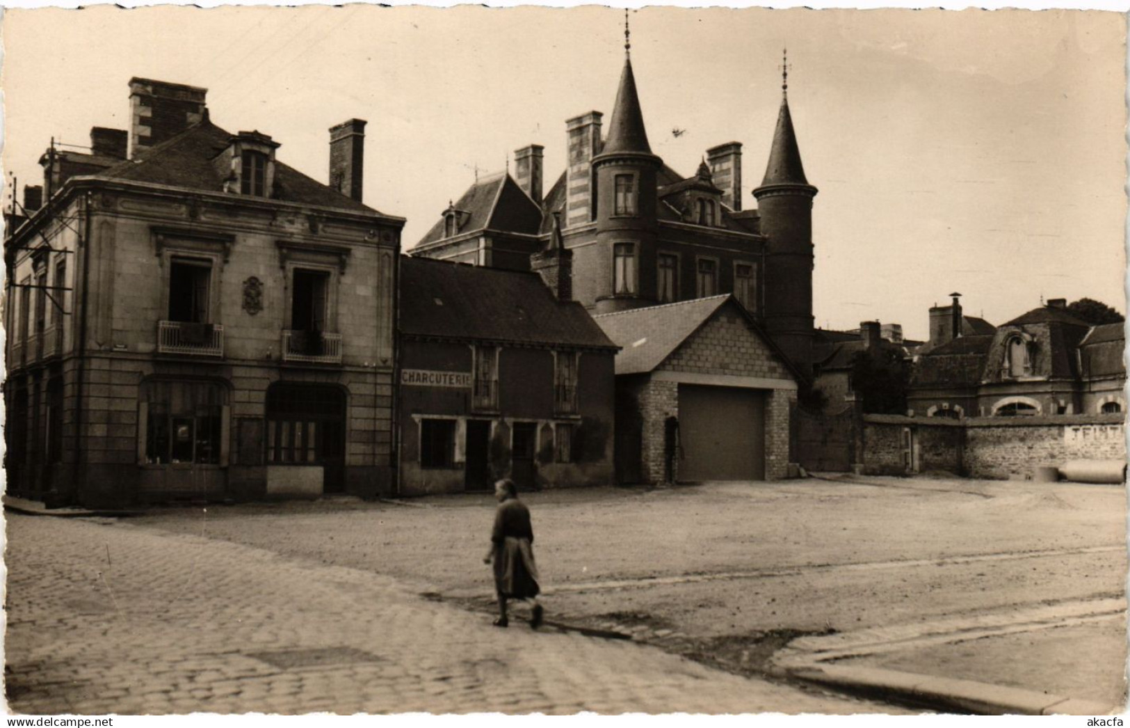 CPA La Guerche de Bretagne -Le Chateau et la Place Duguesclin (298108)