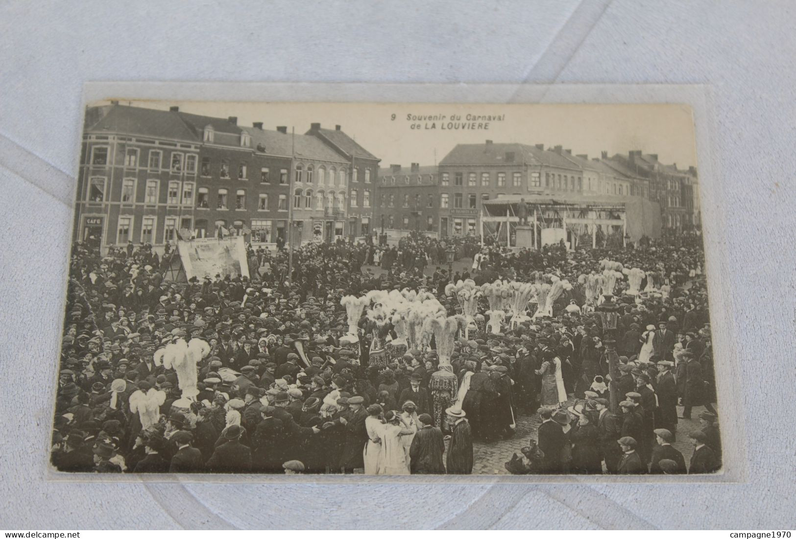 CPA - LA LOUVIERE - SOUVENIR DU CARNAVAL ( VUE SUR LES GILLES )