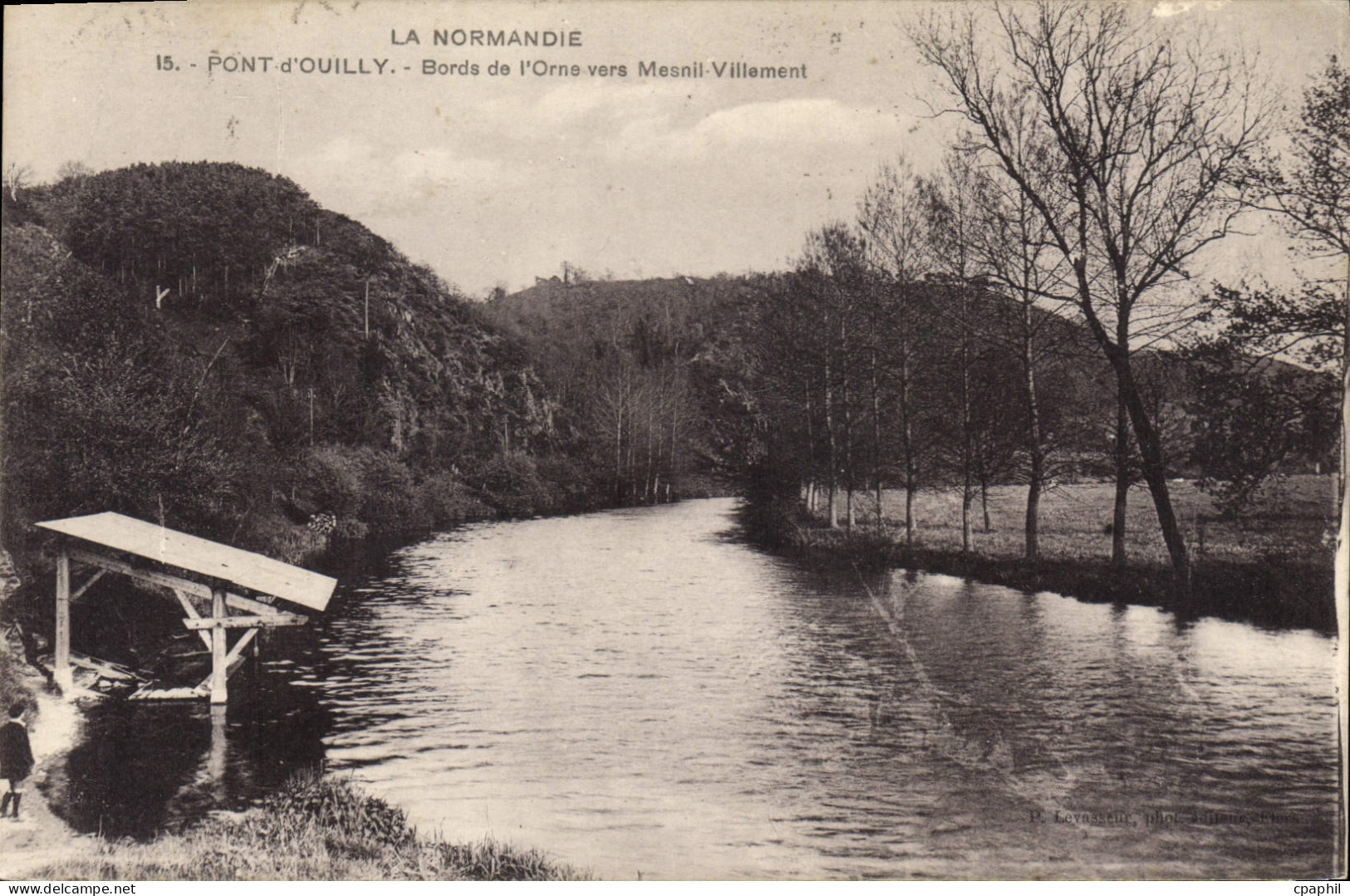 CPA La Normandie Pont d'Ouilly Bords de l'Orne vers Mesnil Villement