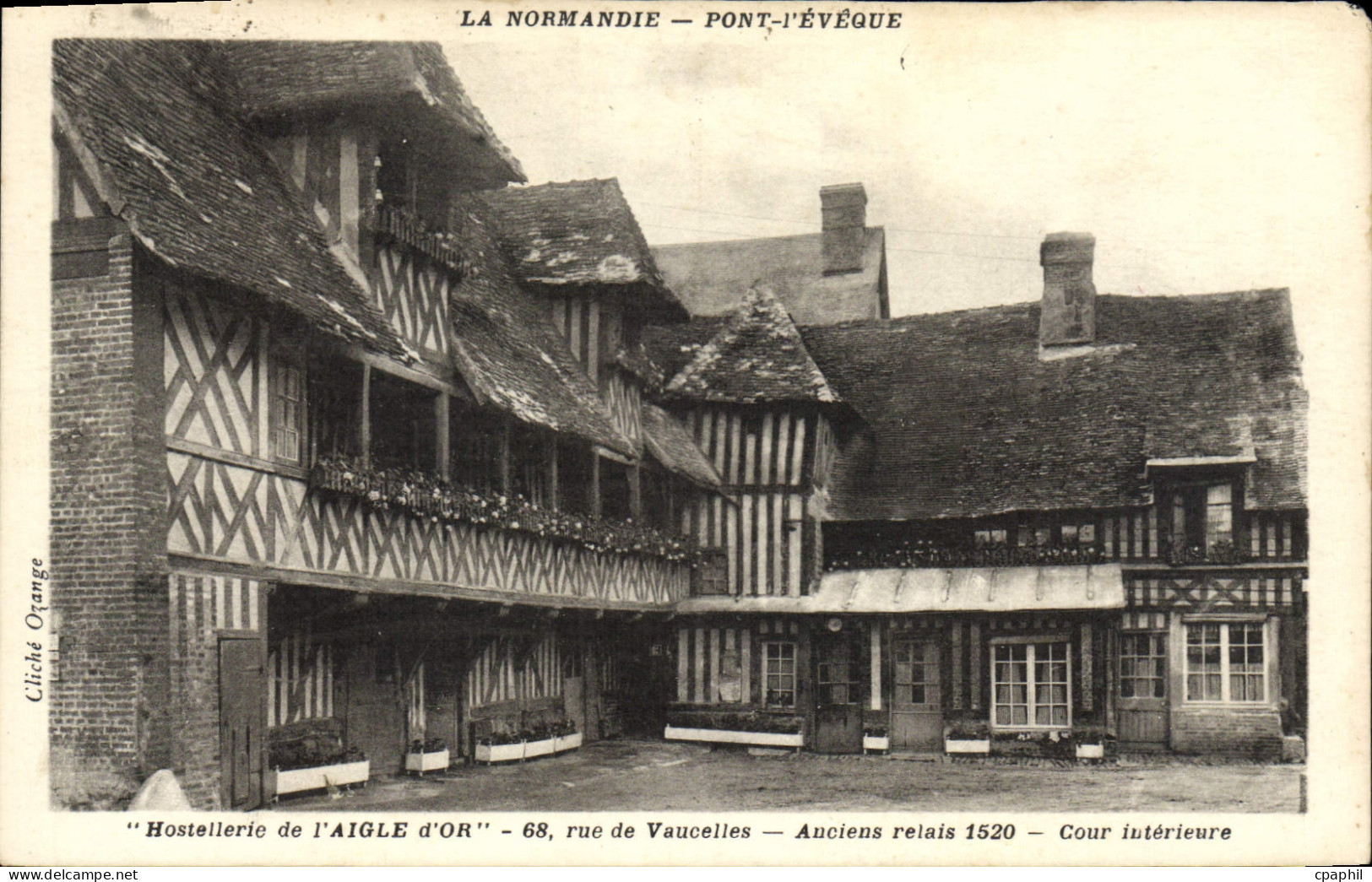 CPA La normandie Pont L'Eveque Hotellerie de l'Aigle d'or Anceinr elais Cour interieure