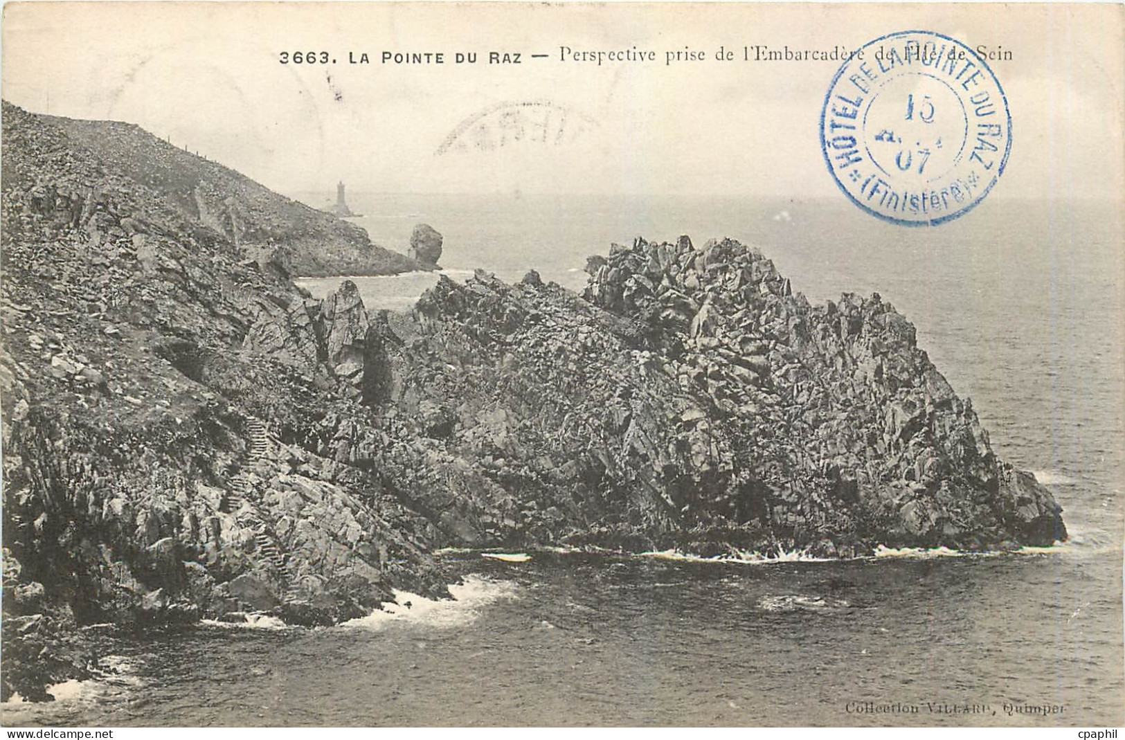 CPA La Pointe du Raz Perspective prise de l'Embarcadere