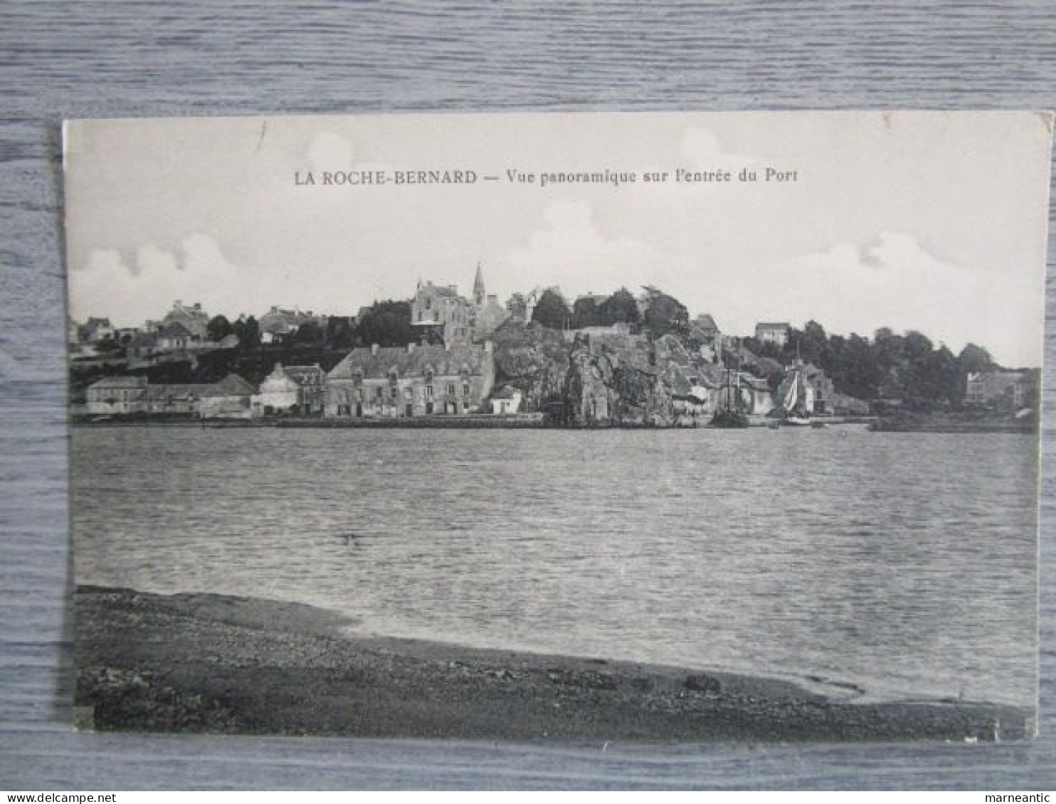 Cpa la roche Bernard (56) vue panoramique sur l'entrée du port