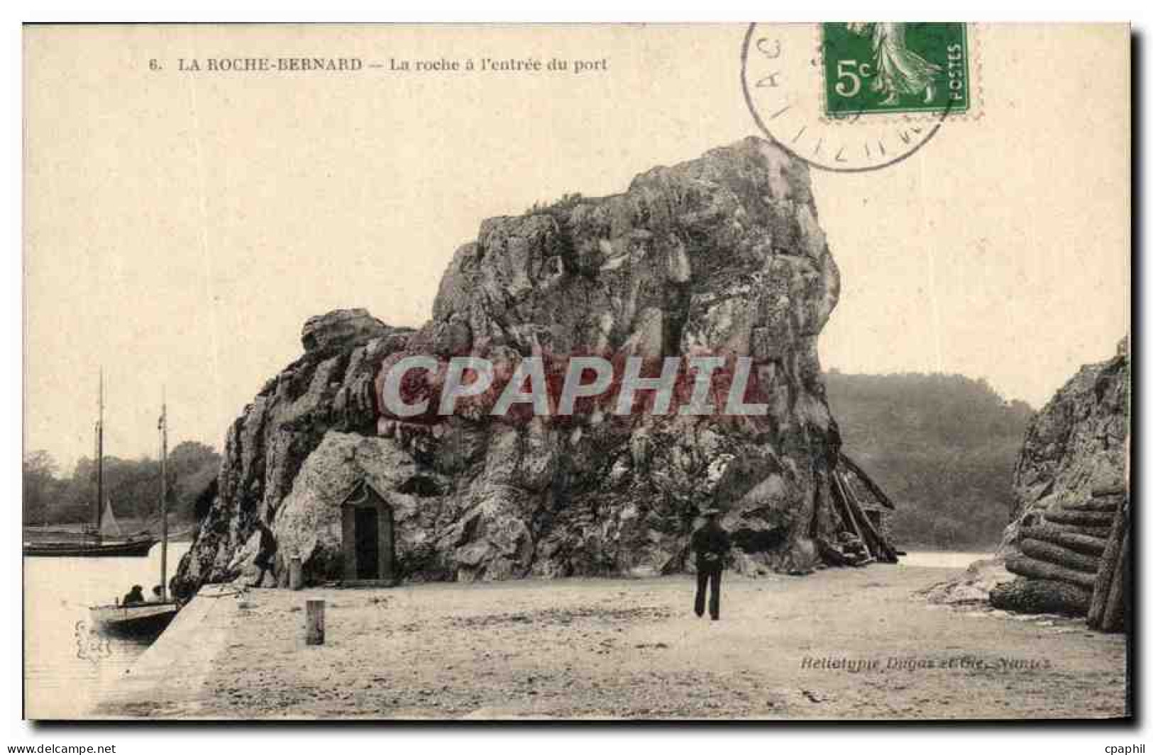 CPA La Roche Bernard La Roche a I'entree du port
