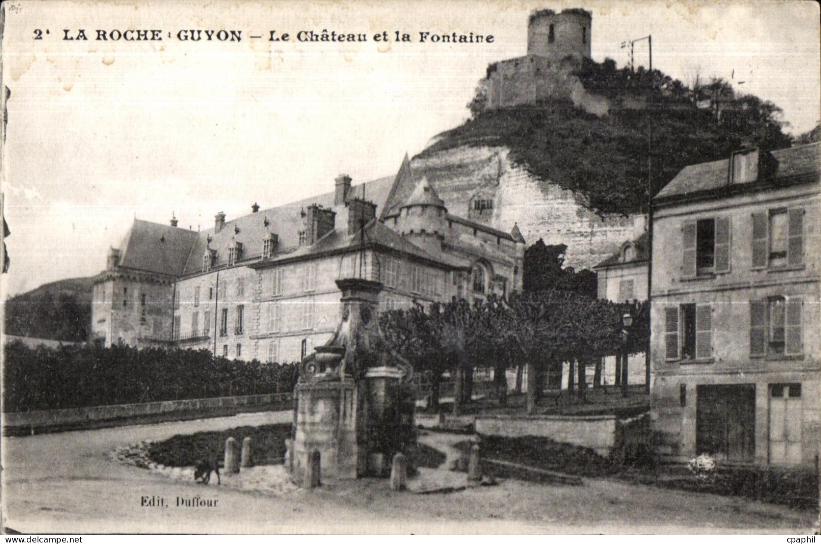 CPA La roche guyon le chateau et la fontaine