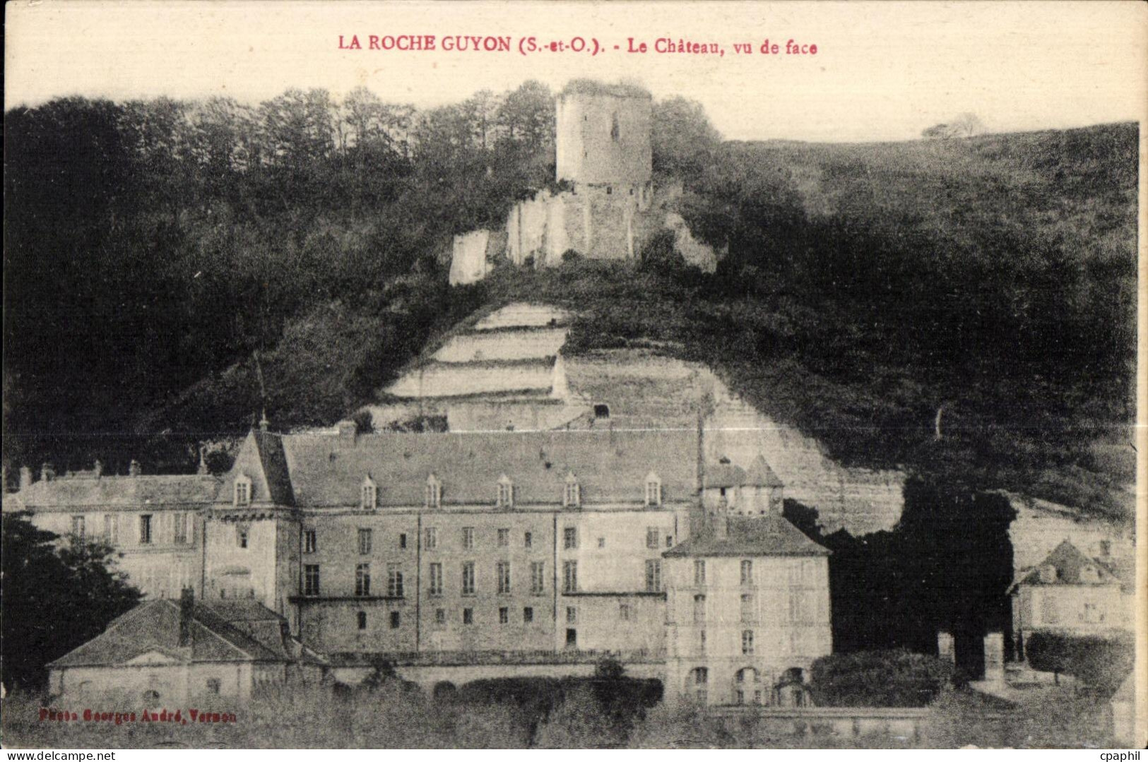CPA La roche guyon (S et O) le chateau vu de face