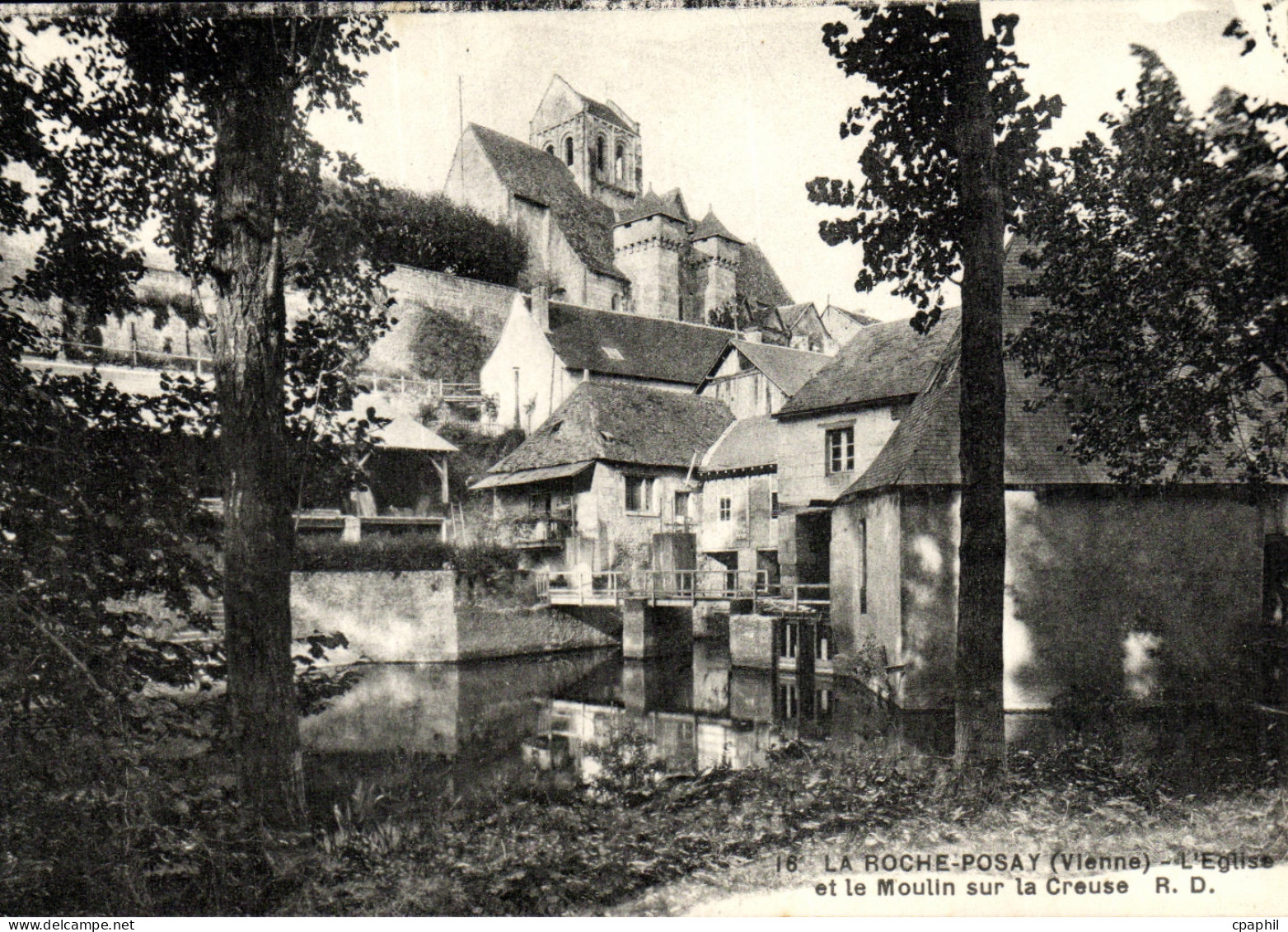 CPA La Roche Posay L Eglise et le moulin sur la Creuse