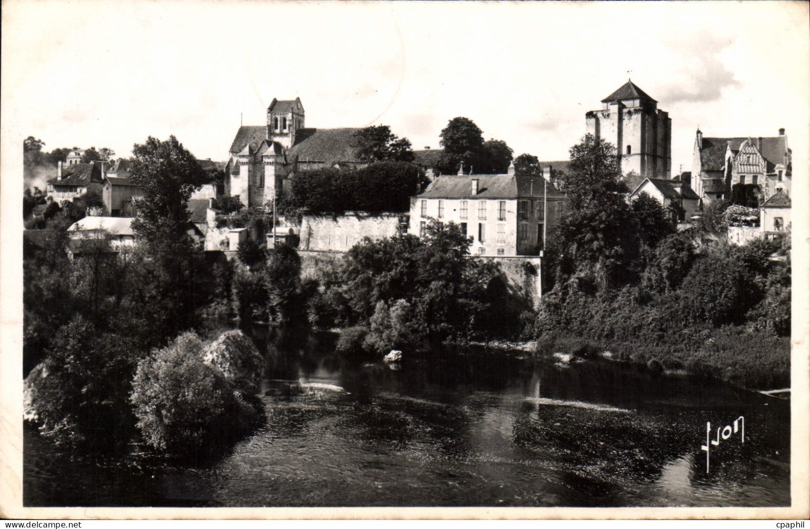 CPA La Roche Posay L'Eglise Le Donjon