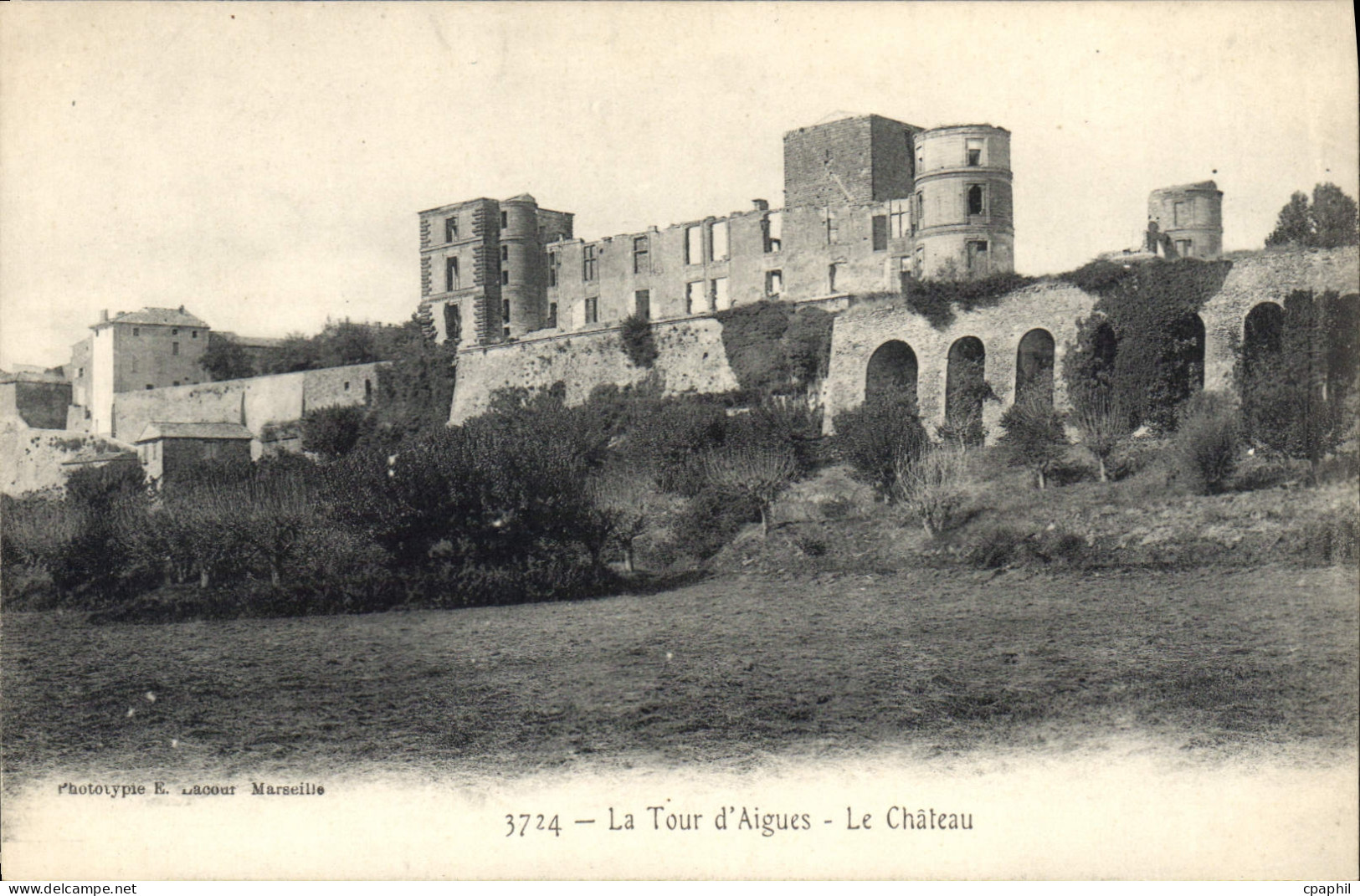 CPA La Tour d'Aigues (Vaucluse) Le Chateau