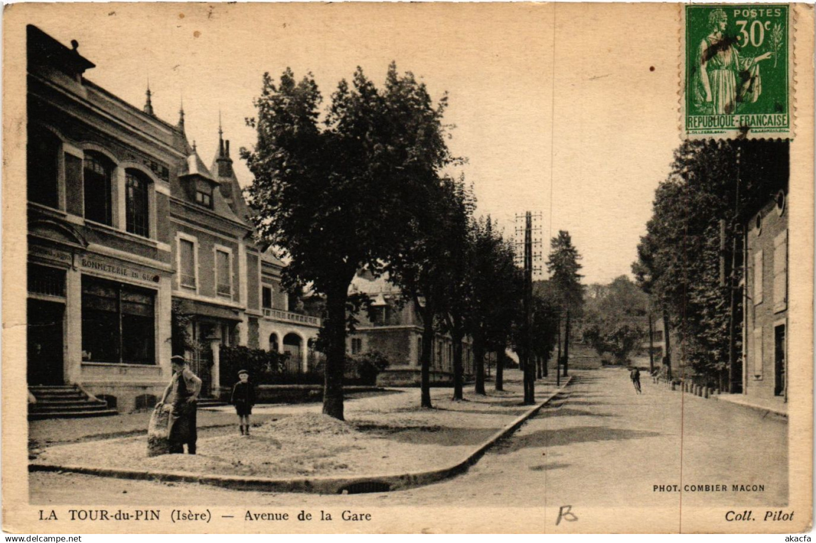 CPA La TOUR-du-PIN - Avenue de la Gare (652732)