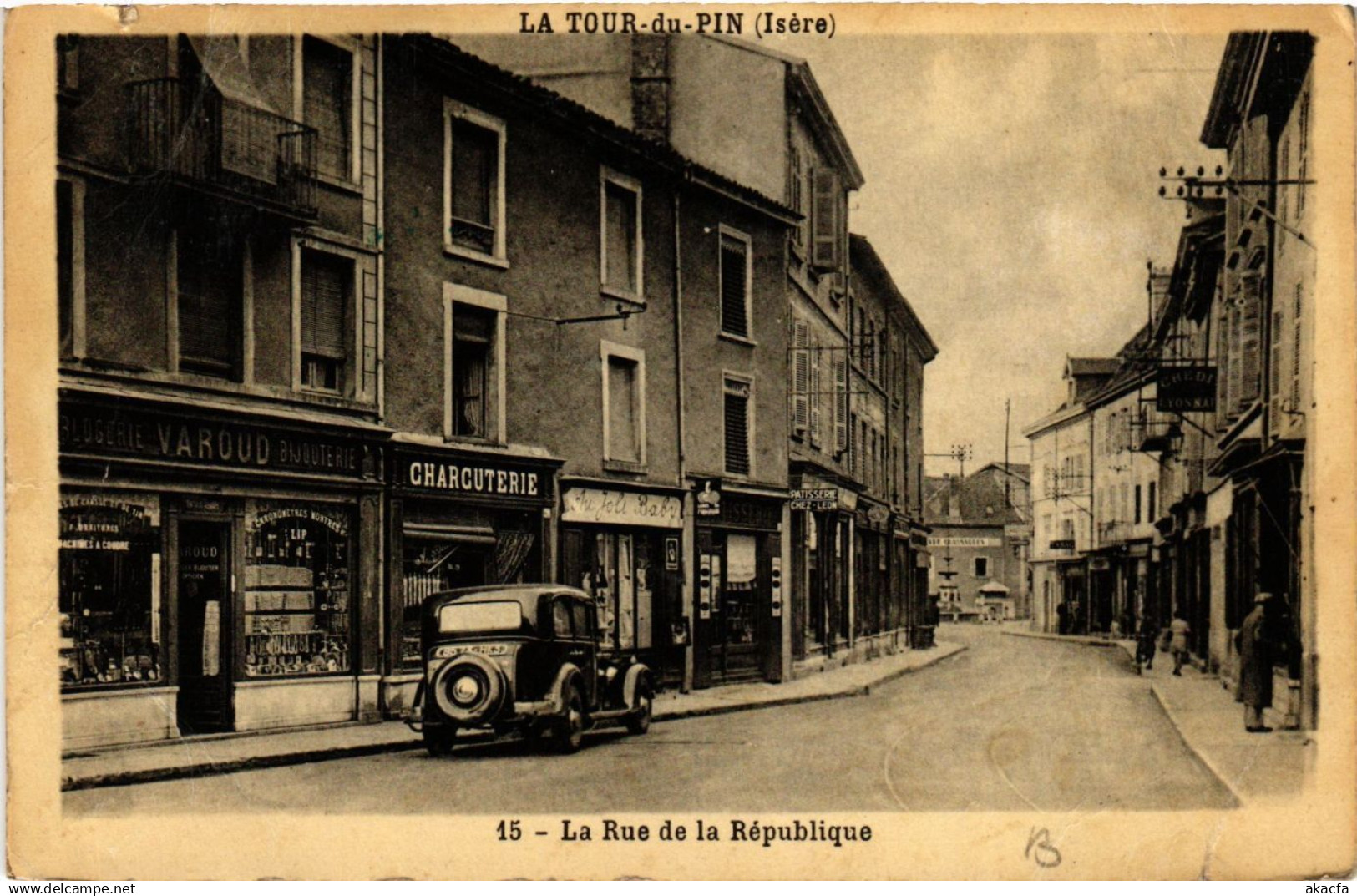 CPA La TOUR-du-PIN - La Rue de la Republique (652779)