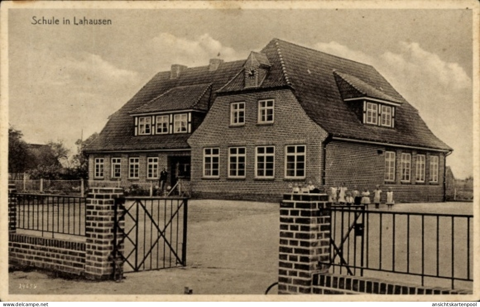 CPA Lahausen Weyhe Niedersachsen, Schule in Gebäude mit Fenstern, Zaun, Tor