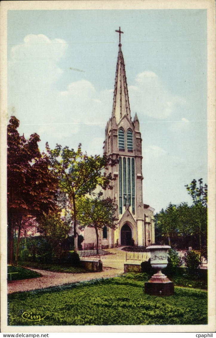CPA lamalou les Bains L'eglise et la place