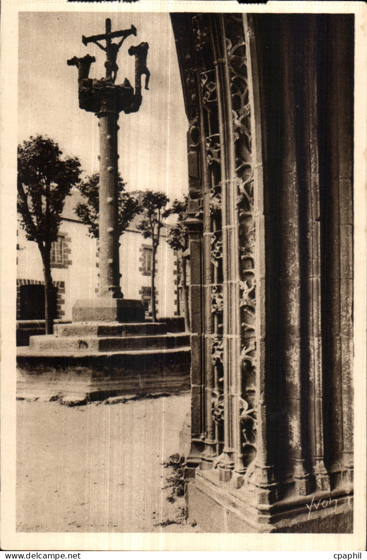 CPA Lampaul (Finistere) Details du Porche et Calvaire