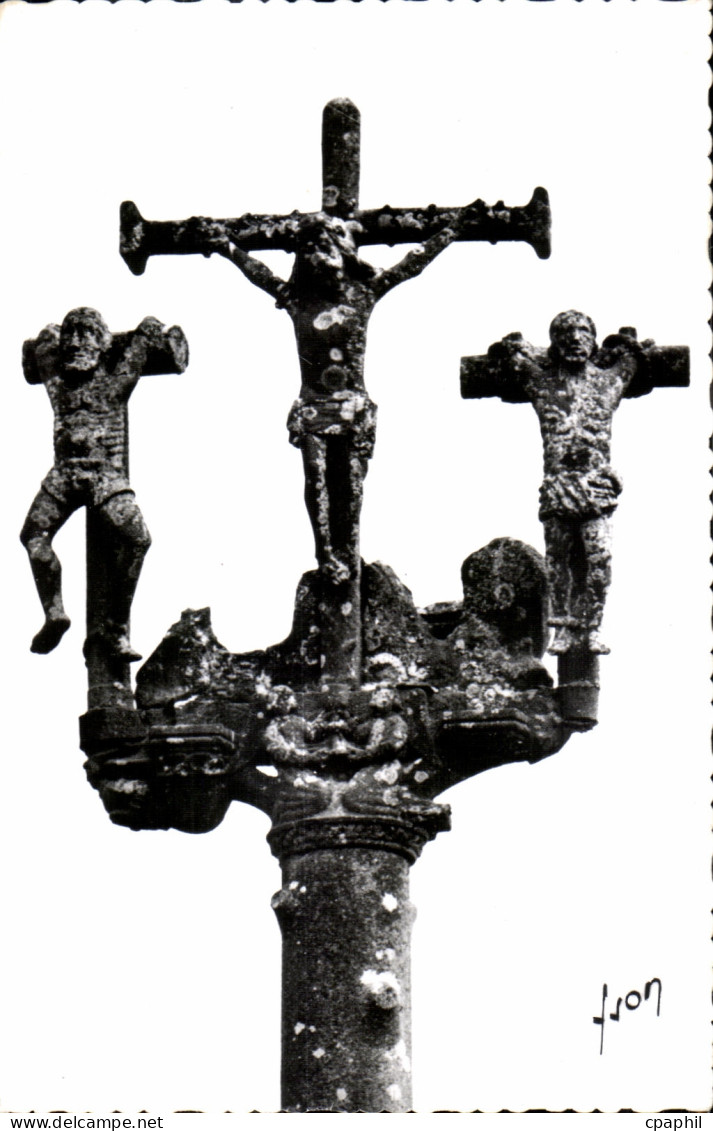 CPA Lampaul (Finistere) Le Calvaire (1533)