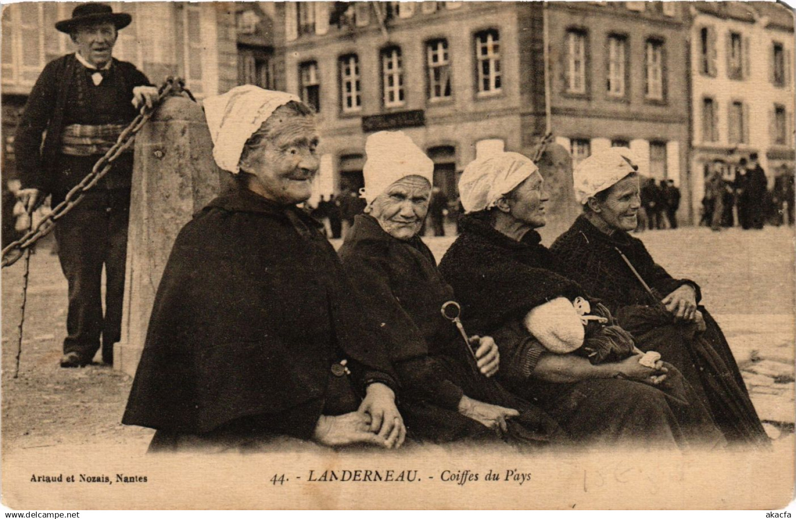 CPA LANDERNEAU - Coiffes du Pays (384439)