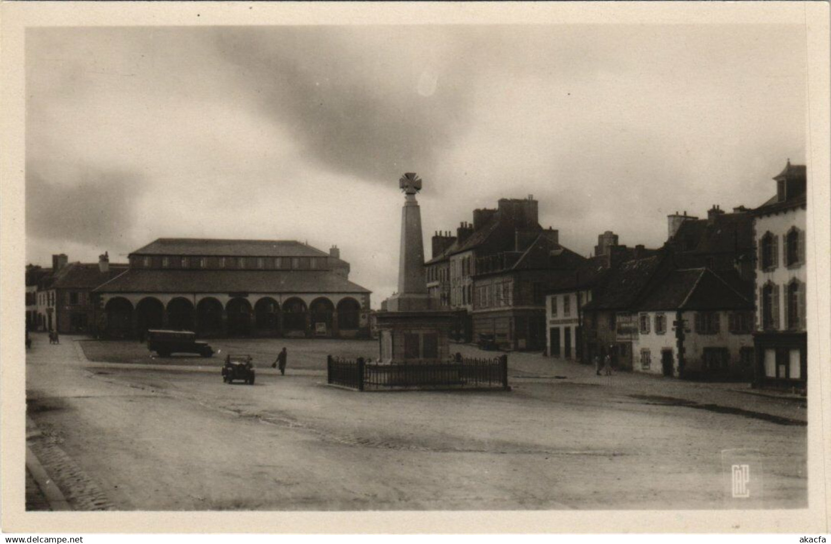 CPA LANDIVISIAU - Place de l'église - Le Monument aux Morts (143924)