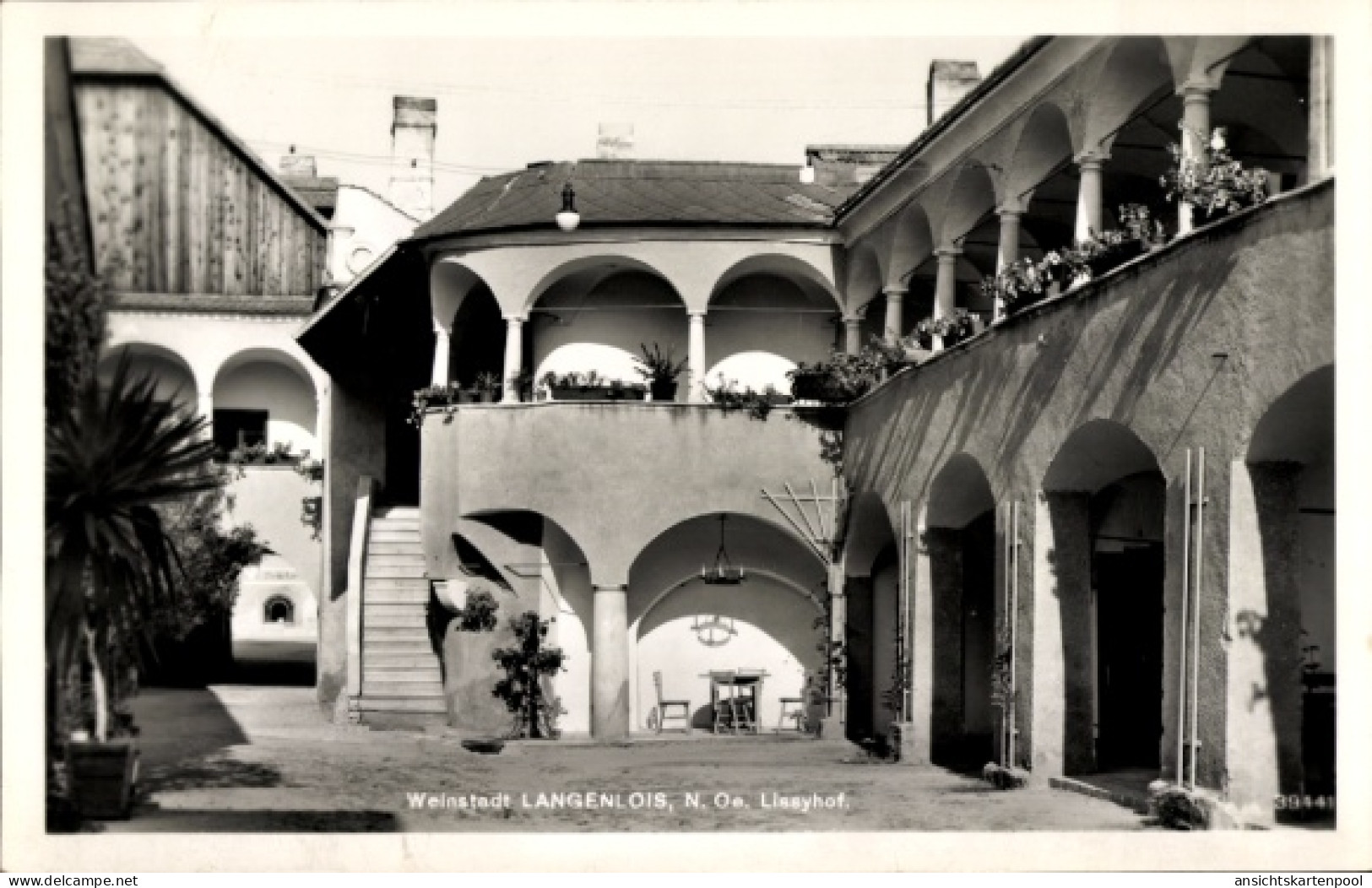 CPA Langenlois in Niederösterreich, Weinstadt Lissyhof, Innenhof, Treppe, Pflanzen