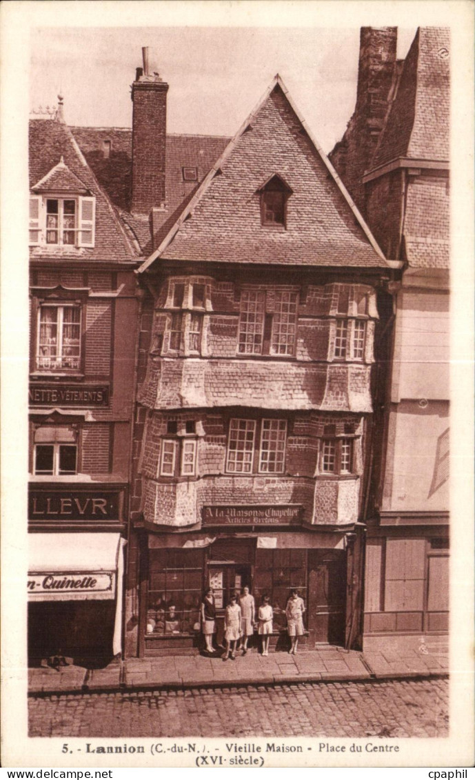 CPA Lannion Vieille Maison Place du Centre