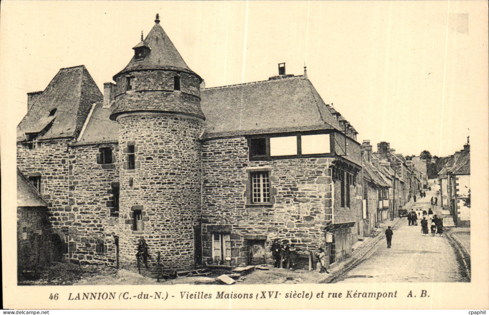 CPA Lannion Vieilles Maisons et rue Kerampont
